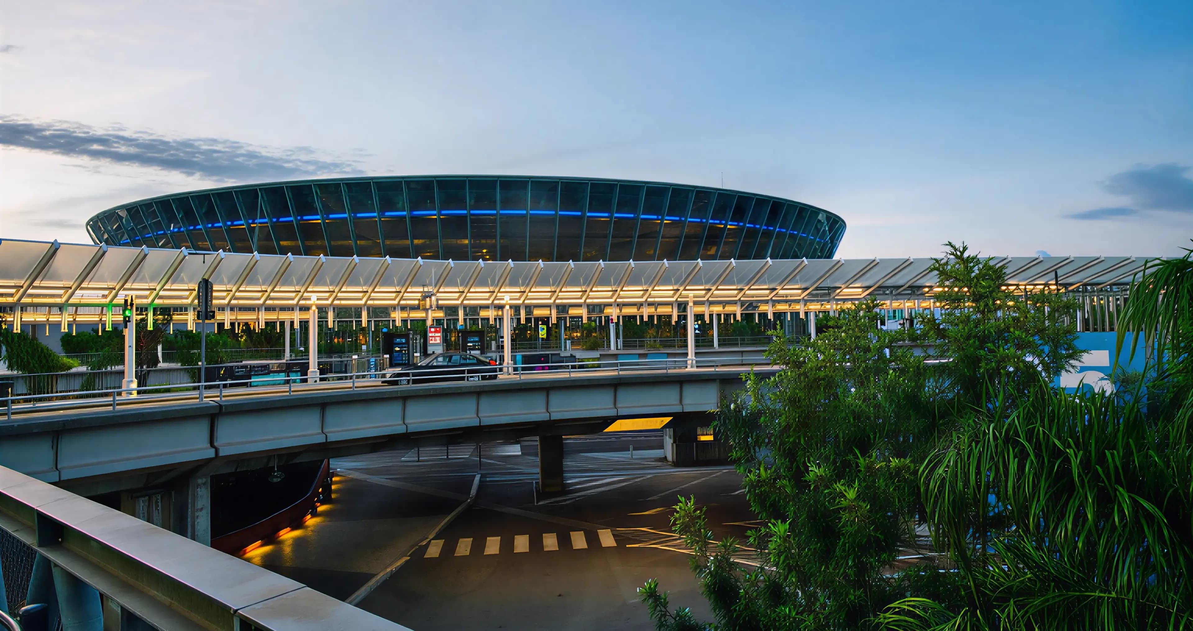 Vue du parvis de l'aéroport Nice Côte d'Azur avec les terminaux T1 et T2