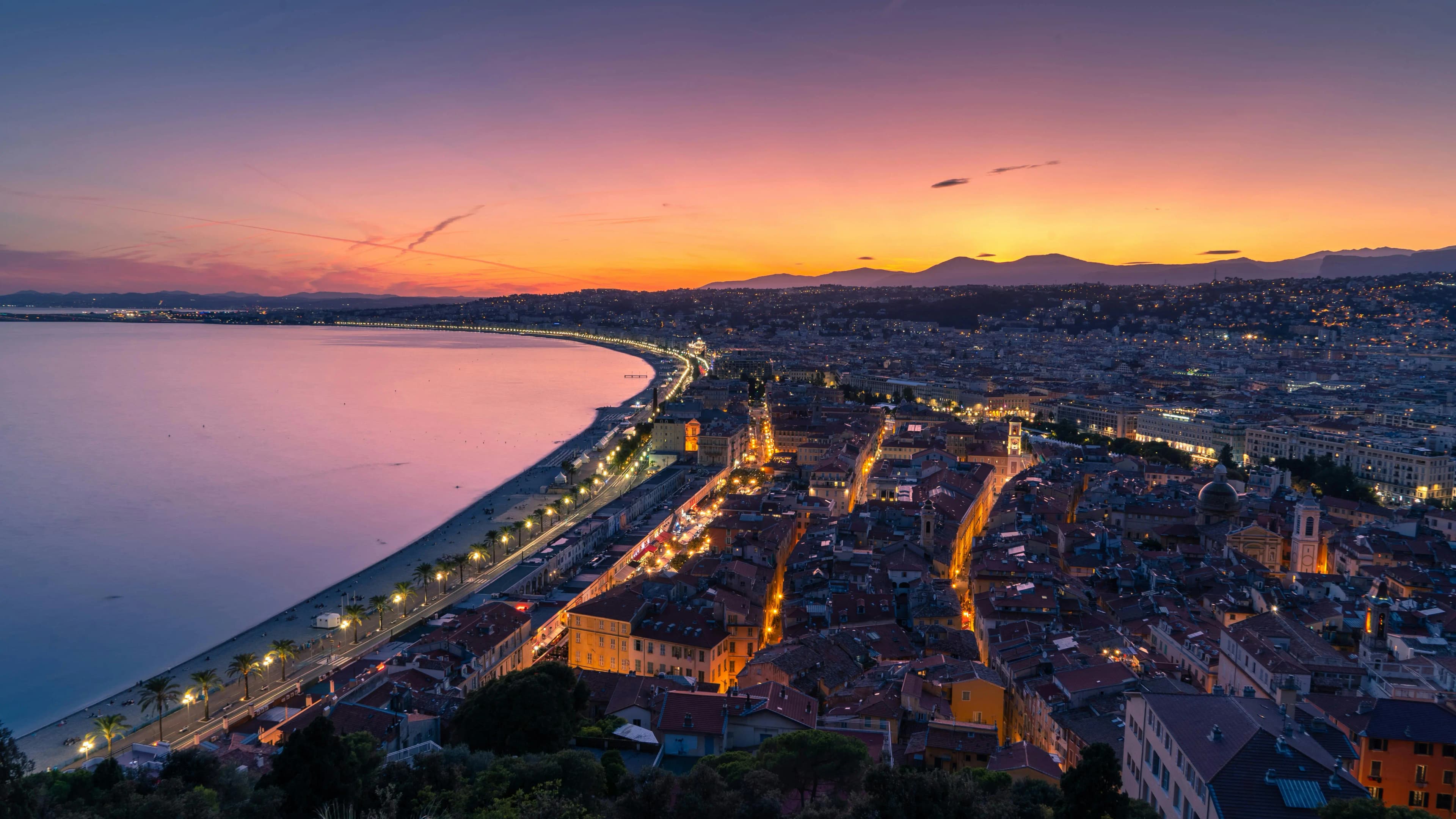 Promenade des Anglais in Nizza mit Blick auf die Baie des Anges